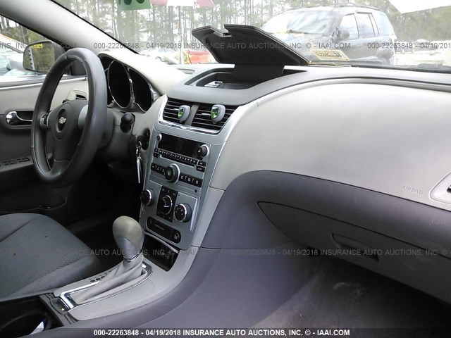 1G1ZB5EB3A4121018 - 2010 CHEVROLET MALIBU LS 银色 照片 5