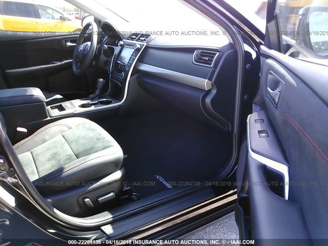 4T1BF1FK4HU731102 - 2017 TOYOTA CAMRY LE/XLE/SE/XSE Noir photo 5