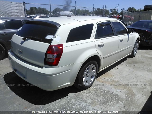 2D4FV48T35H645796 - 2005 DODGE MAGNUM SE WHITE photo 4