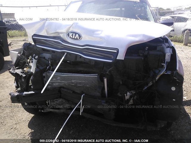 KNDJP3A57H7410549 - 2017 KIA SOUL + SILVER photo 6