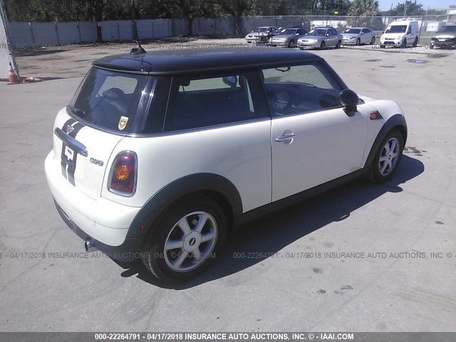 WMWMF335X8TT67651 - 2008 MINI COOPER WHITE photo 4