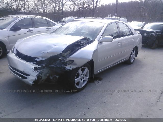 4T1BF30K82U006646 - 2002 TOYOTA CAMRY LE/XLE/SE ვერცხლისფერი ფოტო 2
