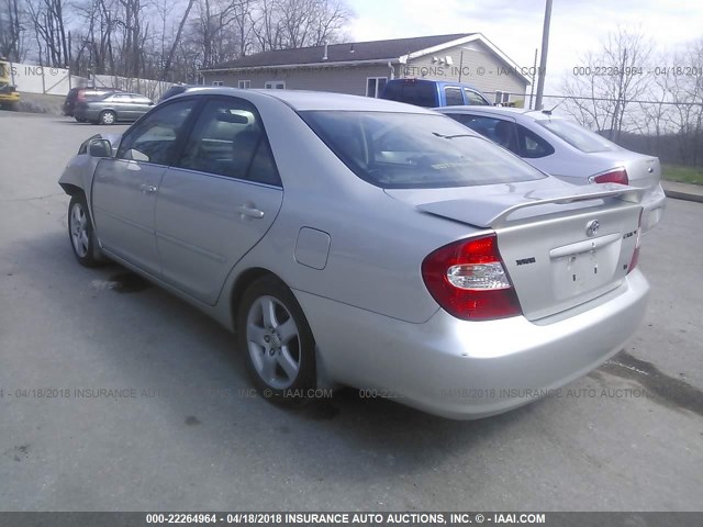 4T1BF30K82U006646 - 2002 TOYOTA CAMRY LE/XLE/SE ვერცხლისფერი ფოტო 3