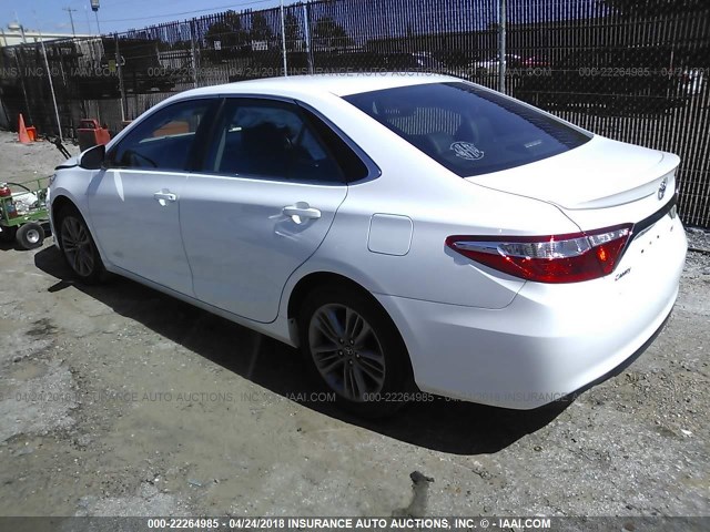 4T1BF1FK8GU576472 - 2016 TOYOTA CAMRY LE/XLE/SE/XSE WHITE photo 3