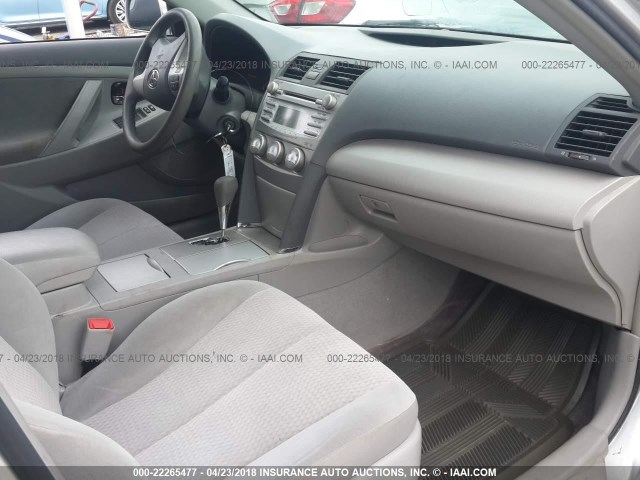 4T1BF3EK5BU622779 - 2011 TOYOTA CAMRY SE/LE/XLE SILVER photo 5