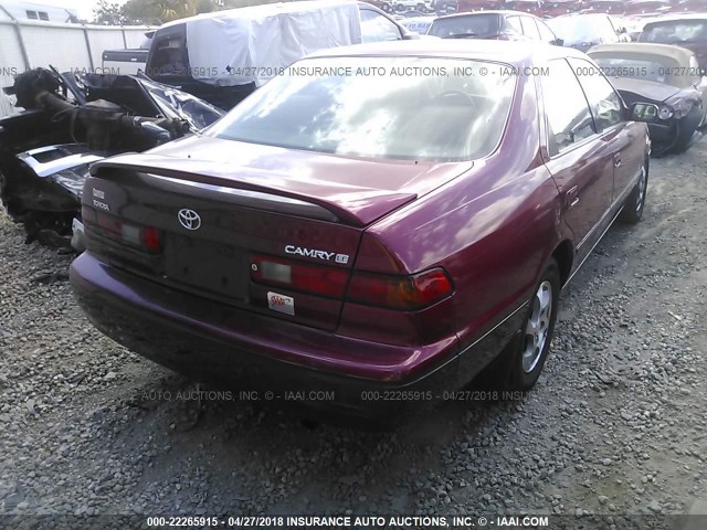 4T1BG22K4WU332955 - 1998 TOYOTA CAMRY CE/LE/XLE RED photo 4