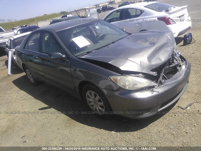 4T1BE32KX5U947522 - 2005 TOYOTA CAMRY LE/XLE/SE ნაცრისფერი ფოტო 1