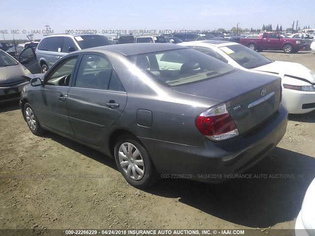 4T1BE32KX5U947522 - 2005 TOYOTA CAMRY LE/XLE/SE ნაცრისფერი ფოტო 3