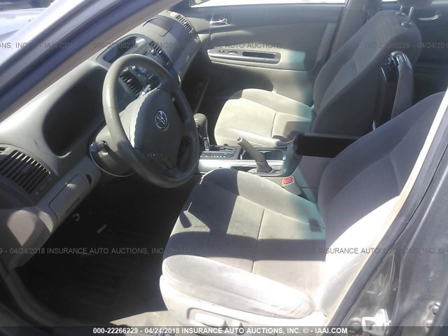 4T1BE32KX5U947522 - 2005 TOYOTA CAMRY LE/XLE/SE ნაცრისფერი ფოტო 5