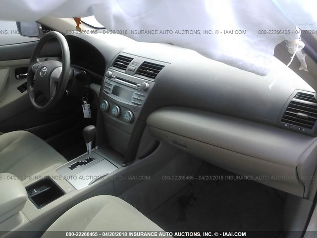 4T1BE46K29U346868 - 2009 TOYOTA CAMRY SE/LE/XLE SILVER photo 5