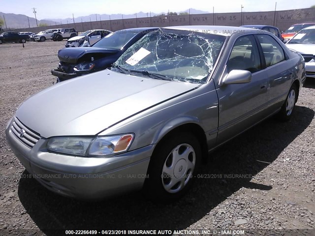 JT2BF28K5W0142841 - 1998 TOYOTA CAMRY LE/XLE GRAY photo 2