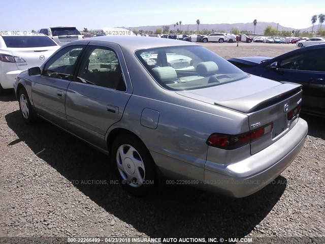JT2BF28K5W0142841 - 1998 TOYOTA CAMRY LE/XLE Grau Foto 3