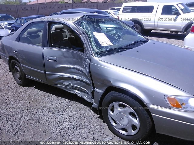 JT2BF28K5W0142841 - 1998 TOYOTA CAMRY LE/XLE Grau Foto 6