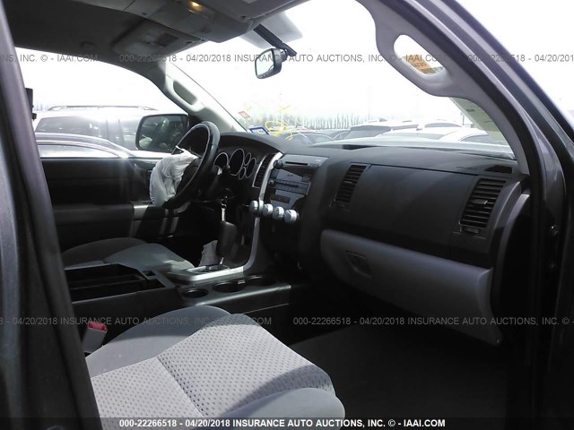 5TFEM5F15BX020892 - 2011 TOYOTA TUNDRA CREWMAX SR5 GRAY photo 5