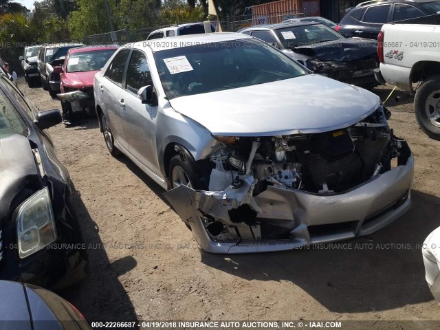 4T1BF1FK4EU342522 - 2014 TOYOTA CAMRY L/SE/LE/XLE 银色 照片 1