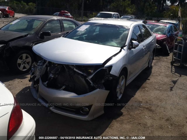 4T1BF1FK4EU342522 - 2014 TOYOTA CAMRY L/SE/LE/XLE 银色 照片 2