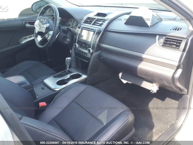 4T1BF1FK4EU342522 - 2014 TOYOTA CAMRY L/SE/LE/XLE 银色 照片 5