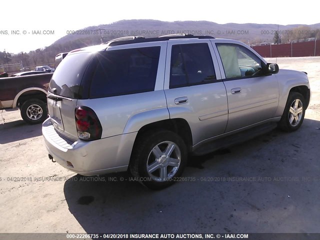 1GNDT13S382207498 - 2008 CHEVROLET TRAILBLAZER LS/LT SILVER photo 4