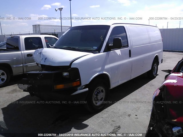 1GCGG25U561194061 - 2006 CHEVROLET EXPRESS G2500  WHITE photo 2