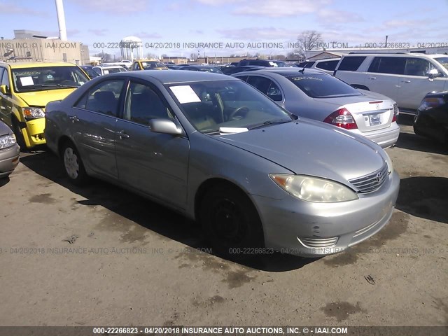 4T1BE32K45U561940 - 2005 TOYOTA CAMRY LE/XLE/SE ვერცხლისფერი ფოტო 1