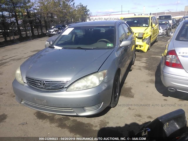 4T1BE32K45U561940 - 2005 TOYOTA CAMRY LE/XLE/SE ვერცხლისფერი ფოტო 2