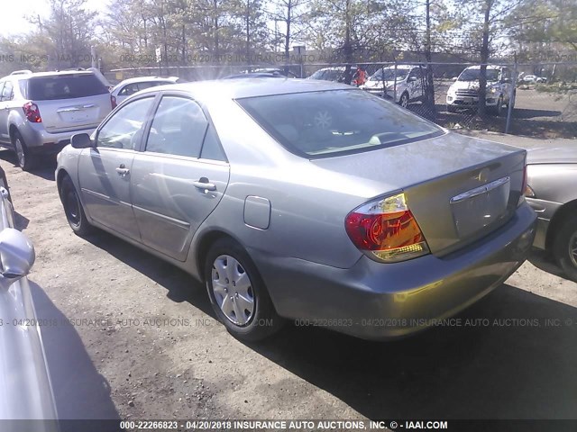 4T1BE32K45U561940 - 2005 TOYOTA CAMRY LE/XLE/SE ვერცხლისფერი ფოტო 3