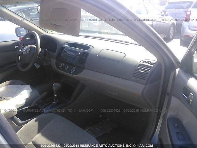 4T1BE32K45U561940 - 2005 TOYOTA CAMRY LE/XLE/SE ვერცხლისფერი ფოტო 5