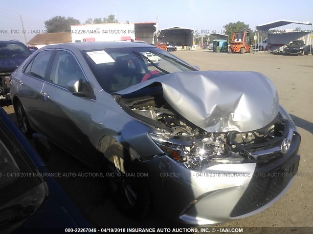 4T1BF1FK4HU300128 - 2017 TOYOTA CAMRY LE/XLE/SE/XSE SILVER photo 1
