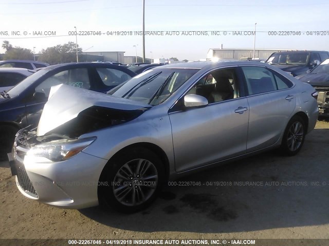 4T1BF1FK4HU300128 - 2017 TOYOTA CAMRY LE/XLE/SE/XSE SILVER photo 2