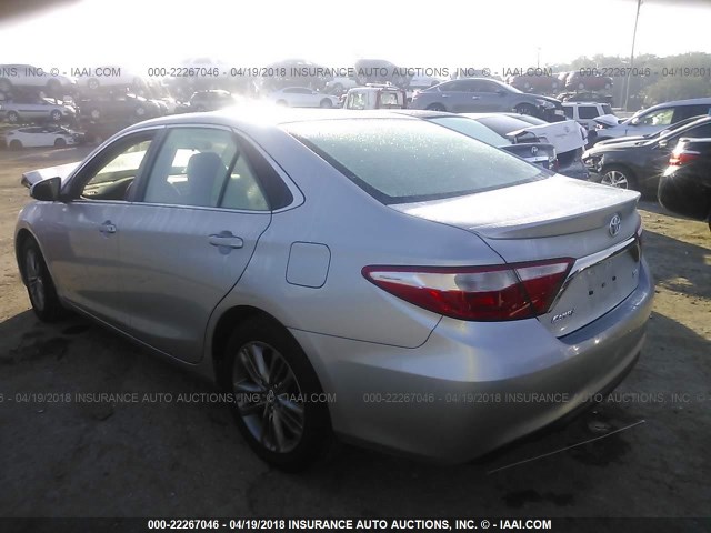 4T1BF1FK4HU300128 - 2017 TOYOTA CAMRY LE/XLE/SE/XSE SILVER photo 3