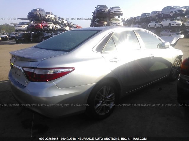 4T1BF1FK4HU300128 - 2017 TOYOTA CAMRY LE/XLE/SE/XSE SILVER photo 4