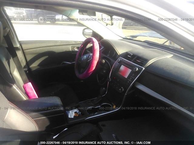 4T1BF1FK4HU300128 - 2017 TOYOTA CAMRY LE/XLE/SE/XSE SILVER photo 5