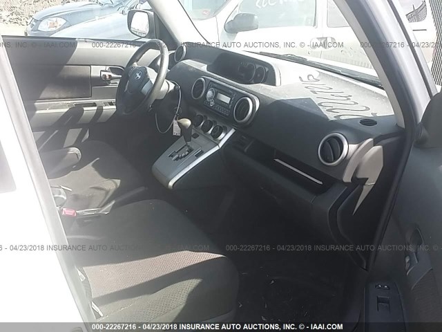 JTLZE4FE3A1103934 - 2010 TOYOTA SCION XB WHITE photo 5