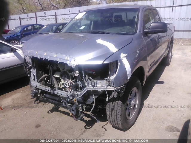 5TFUM5F10CX035328 - 2012 TOYOTA TUNDRA DOUBLE CAB SR5 GRAY photo 2