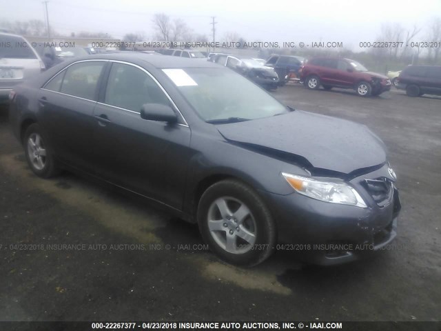 4T4BF3EK2BR189122 - 2011 TOYOTA CAMRY SE/LE/XLE ნაცრისფერი ფოტო 1