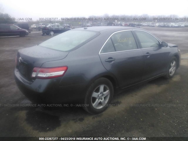 4T4BF3EK2BR189122 - 2011 TOYOTA CAMRY SE/LE/XLE ნაცრისფერი ფოტო 4