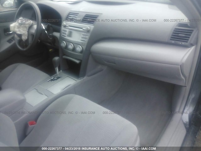 4T4BF3EK2BR189122 - 2011 TOYOTA CAMRY SE/LE/XLE ნაცრისფერი ფოტო 5