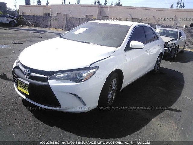 4T1BF1FK0FU069211 - 2015 TOYOTA CAMRY LE/XLE/SE/XSE WHITE photo 2