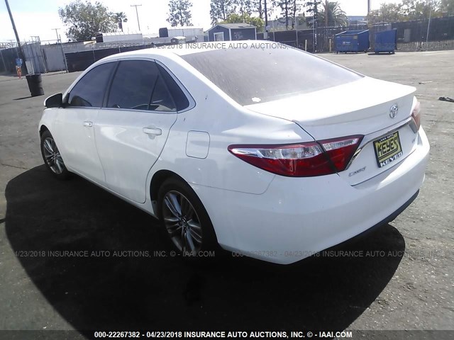 4T1BF1FK0FU069211 - 2015 TOYOTA CAMRY LE/XLE/SE/XSE WHITE photo 3