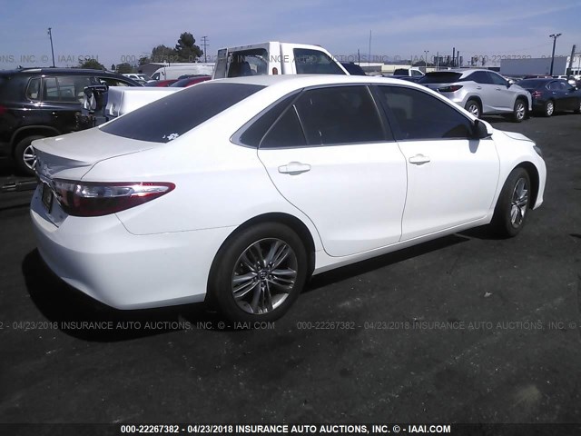 4T1BF1FK0FU069211 - 2015 TOYOTA CAMRY LE/XLE/SE/XSE WHITE photo 4