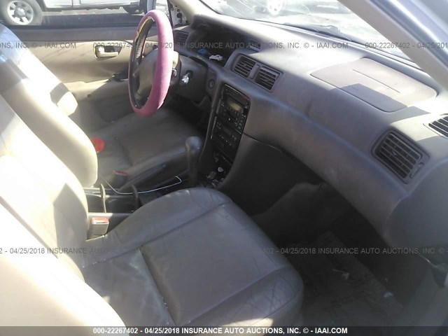 4T1BF28KX1U959047 - 2001 TOYOTA CAMRY LE/XLE Weiß Foto 5