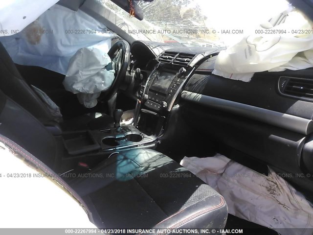 4T1BF1FK6GU575384 - 2016 TOYOTA CAMRY LE/XLE/SE/XSE შავი ფოტო 5