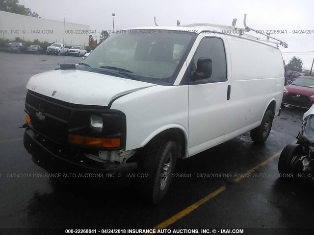 1GCWGFBA0B1162755 - 2011 CHEVROLET EXPRESS G2500  WHITE photo 2