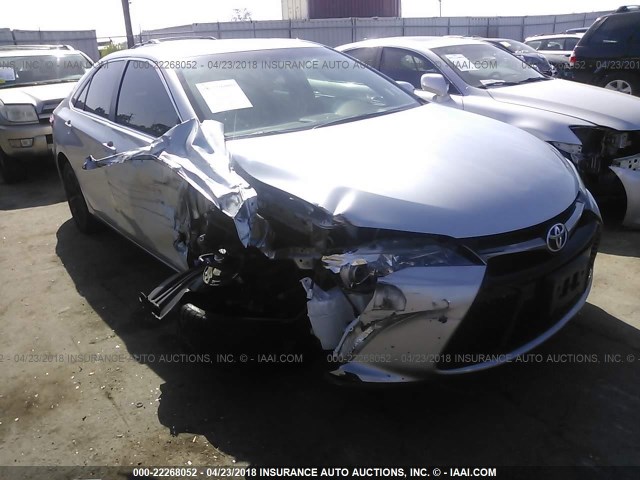 4T1BF1FK9FU478856 - 2015 TOYOTA CAMRY LE/XLE/SE/XSE ვერცხლისფერი ფოტო 1