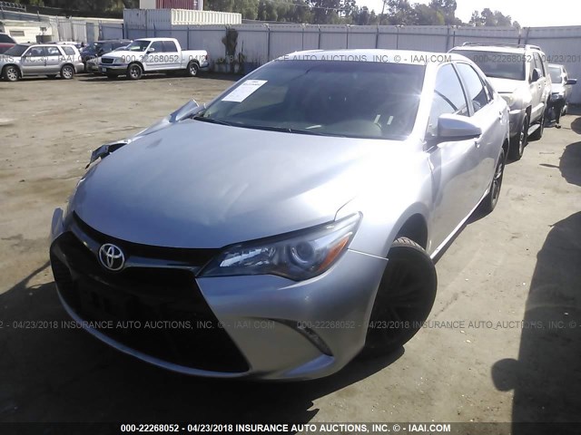 4T1BF1FK9FU478856 - 2015 TOYOTA CAMRY LE/XLE/SE/XSE SILVER photo 2