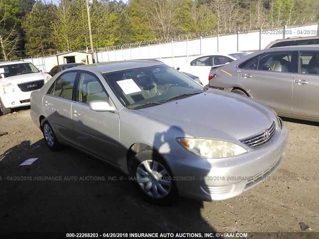 4T1BE32K85U055351 - 2005 TOYOTA CAMRY LE/XLE/SE SILVER photo 1