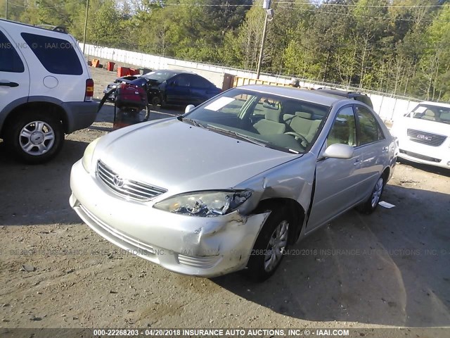 4T1BE32K85U055351 - 2005 TOYOTA CAMRY LE/XLE/SE SILVER photo 2