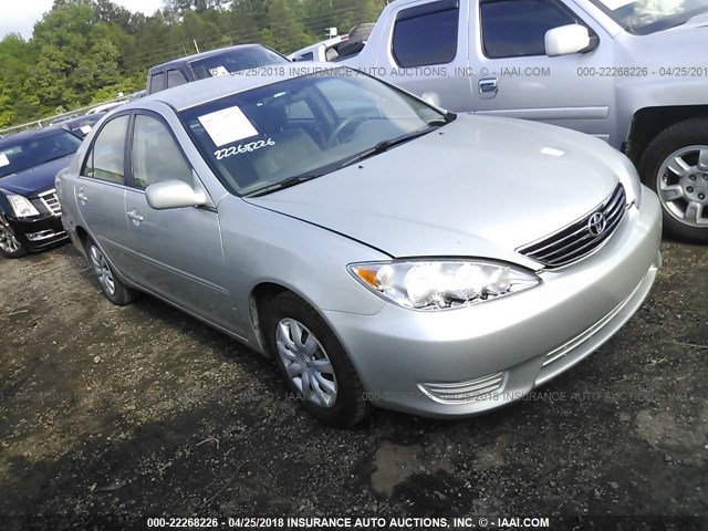 4T1BE32K05U633717 - 2005 TOYOTA CAMRY LE/XLE/SE ვერცხლისფერი ფოტო 1