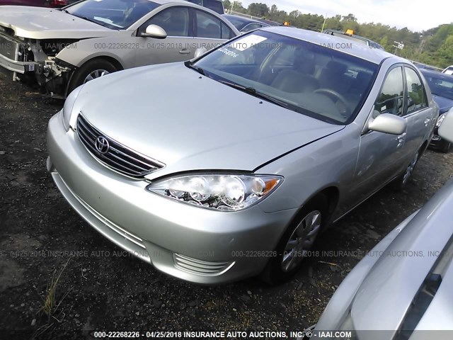 4T1BE32K05U633717 - 2005 TOYOTA CAMRY LE/XLE/SE ვერცხლისფერი ფოტო 2