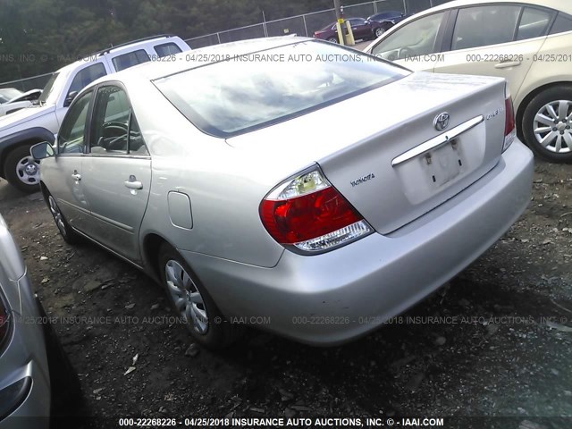 4T1BE32K05U633717 - 2005 TOYOTA CAMRY LE/XLE/SE ვერცხლისფერი ფოტო 3